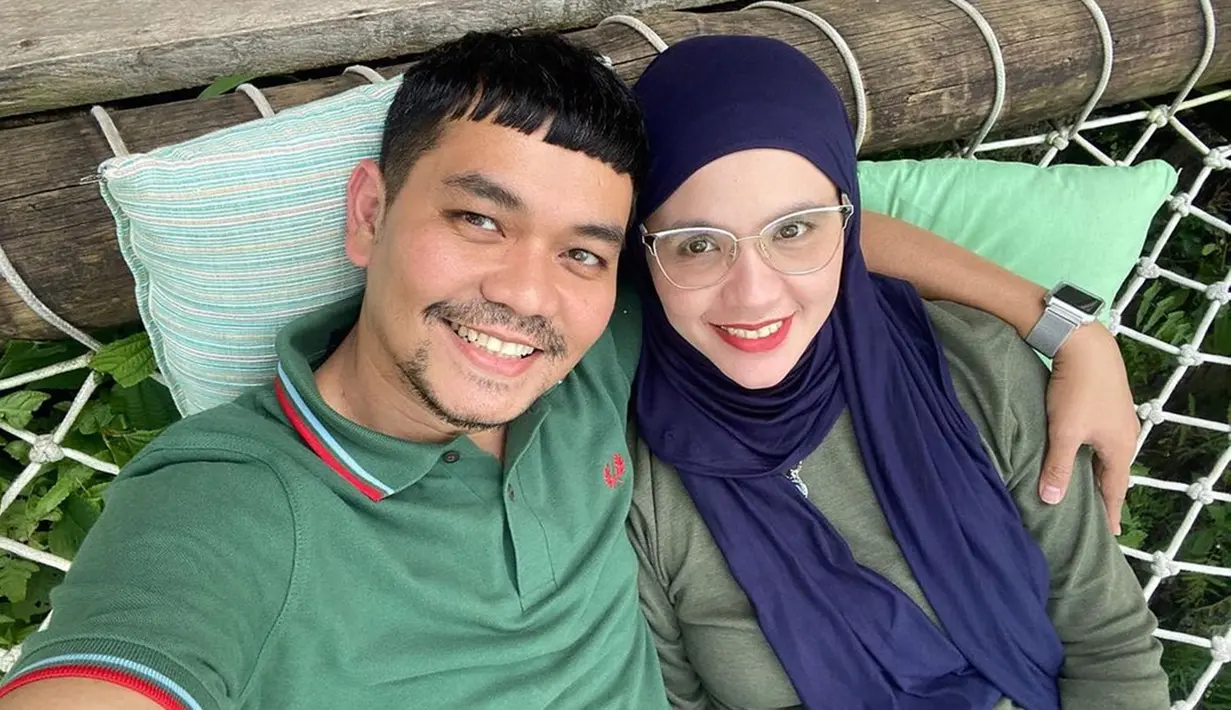 Keduanya juga beberapa kali terlihat menggunakan busana senada di berbagai kesempatan. Kemesraan yang diperlihatkan keduanya ini pun sering mencuri perhatian netizen. (Liputan6.com/IG/@dhila_bekti)