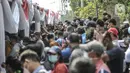 Antrean warga mengular saat mengikuti vaksinasi Covid-19 di Pelabuhan Sunda Kelapa, Jakarta, Kamis (10/6/2021). Pemerintah menggelar vaksinasi massal Covid-19 bagi pekerja pelabuhan dan masyarakat maritim. (merdeka.com/Iqbal S. Nugroho)