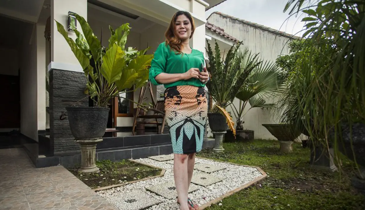 Informasi yang bersifat viral membuat nama Wina Lia (40), janda cantik asal Sleman, DIY, mendadak mendunia, Sleman, Rabu (11/3/2015).(AFP Photo/Suryo Wibowo)