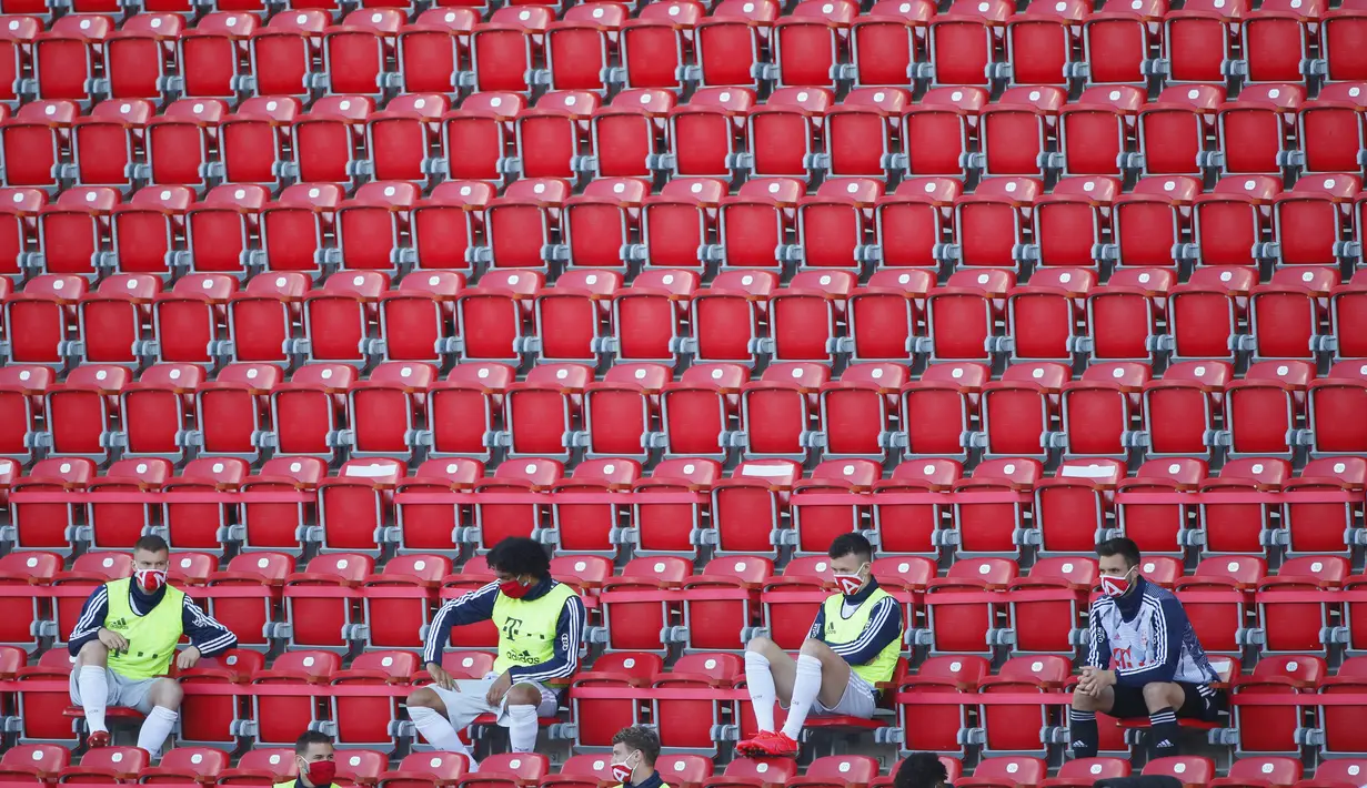 Para pemain pengganti Bayern Munchen saat melawan Union Berlin pada laga Bundesliga  di Alte Foersterei, Minggu (17/5/2020). Bayern Munchen menang 2-0 atas Union Berlin. (AP/Hannibal Hanschke)