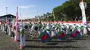 Pelajar yang tergabung dalam kelompok marching band memainkan alat musik saat upacara HUT ke-74 RI di JOB Pertamina-Medco E&P Tomori Sulawesi, Sabtu (17/8/2019). Keberadaan marching band binaan tersebut dalam rangka memeriahkan HUT ke-74 RI. (Liputan6.com/Immanuel Antonius)