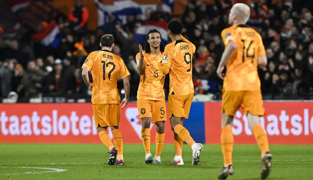 Pemain Timnas Belanda merayakan gol yang dicetak oleh Nathan Ake (kiri kedua) pada laga Grup B Kualifikasi Euro 2024 melawan Timnas Gibraltar di Feyenoord Stadium, Rotterdam, Belanda, Selasa (28/03/2023) WIB. De Oranje menang dengan skor 3-0. (AFP/John Thys)