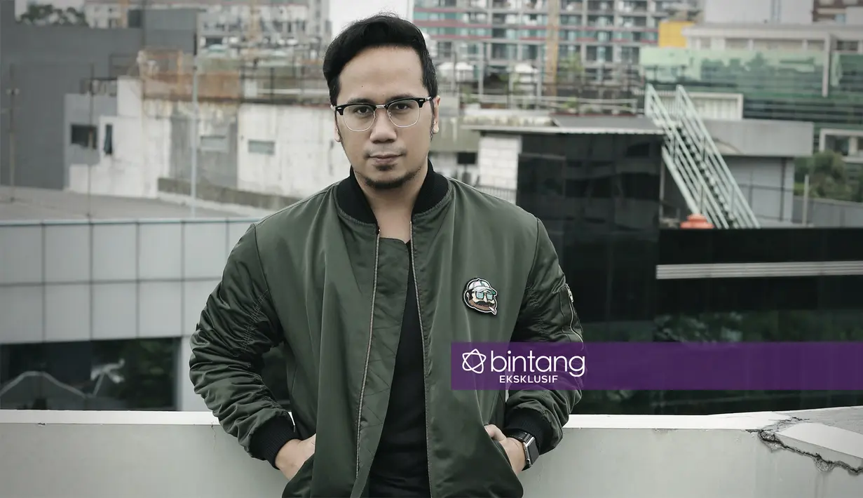 Dengan bangga, putra musisi Ebiet G Ade itu mengenalkan karya sebagai musisi independen. Bagaimana memaknai konsistensi menuangkan ungkapan hati melalui nada. (Galih W. Satria/Bintang.com)