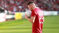 Pemain Timnas Indonesia, Marc Klok mencium bola saat menghadapi Vietnam dalam laga leg pertama babak semifinal Piala AFF 2022 di Stadion Utama Gelora Bung Karno (SUGBK), Jumat (6/1/2023) sore WIB. (Bola.com/M Iqbal Ichsan)