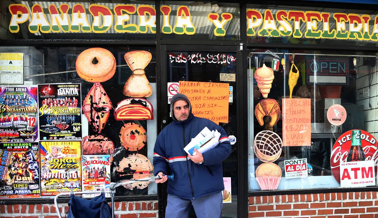 Pengantar pos melewati toko roti yang tutup pada Sehari Tanpa Imigran di Philadelphia, Kamis (16/2). Para pengusaha dan lembaga di beberapa kota Amerika Serikat (AS) menunjukkan solidaritasnya pada para imigran terkait aksi ini (AP Photo/Jacqueline Larma)