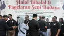 Warga saat bermaaf-maafan saat acara Halalbihalal dan Pagelaran Seni Budaya di Asrama Polisi Cideng Barat, Gambir, Jakarta Pusat, Minggu (28/5/2023). (merdeka.com/Iqbal S Nugroho)