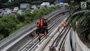 Pekerja melakukan pengerjaan proyek LRT Jabodebek, Jakarta, Selasa (12/3). Kereta LRT Jabodebek untuk rute Cawang-Cibubur akan diuji coba Juni 2019 dan saat ini proses pengerjaan untuk rute tersebut sudah mencapai 78,455%. (Liputan6.com/Faizal Fanani)