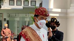 Presiden Joko Widodo tiba menghadiri peringatan HUT ke-76 RI di Istana Merdeka, Selasa (17/8/2021). Presiden Jokowi mengenakan pakaian adat Lampung, sementara Ibu Negara mengenakan busana nasional dengan kain songket. (Foto: Laily Rachev-Biro Pers Sekretariat Presiden)