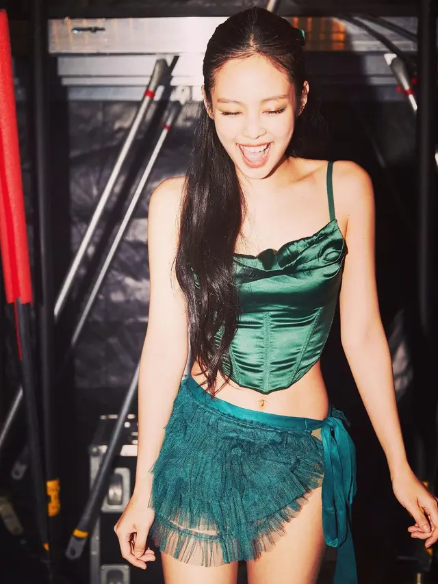 10 Potret Jennie BLACKPINK dengan Balletcore Outfit yang Jadi Tren Selama Tur Dunia BORN PINK