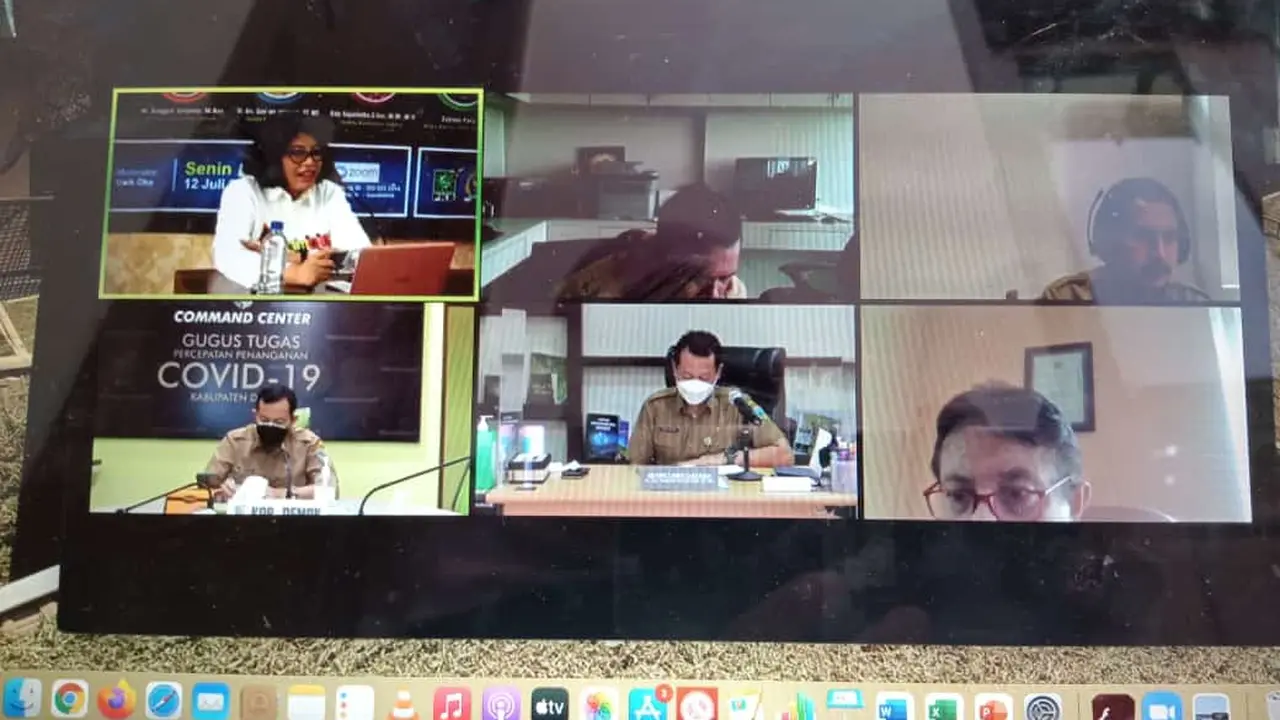 Webinar dengan tema Sinergitas Kebijakan Ekonomi Pemerintah Pusat dan Daerah Hadapi Pandemi Covid-19. (Foto: Liputan6.com/Kusfitria M)