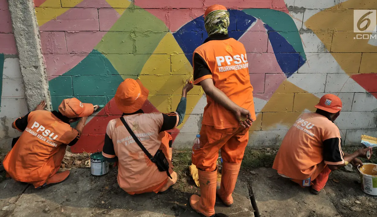 Petugas PPSU mengecat saat pembuatan mural pada tembok yang berada di pinggir Jalan Landasan Pacu, Jakarta, Rabu (11/7). Pengecatan dan pembuatan mural ini dalam rangka mempercantik kawasan serta menyambut Asian Games 2018. (Merdeka.com/Iqbal S. Nugroho)