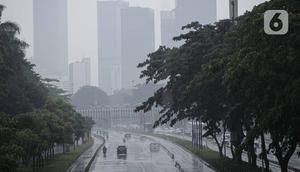 Sejumlah kendaraan melintas saat hujan di Bundaran HI, Jakarta, Jumat (18/2/2022). BMKG mengungkapkan potensi curah hujan meningkat dan cuaca ekstrem sepanjang 17-23 Februari 2022. Sejumlah wilayah diminta waspada dampak yang terjadi dari cuaca buruk. (Liputan6.com/Faizal Fanani)