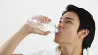 Bagaimana Air Kemasan Diproduksi? Ini Prosesnya dari Sumber Air hingga Segel Tutup