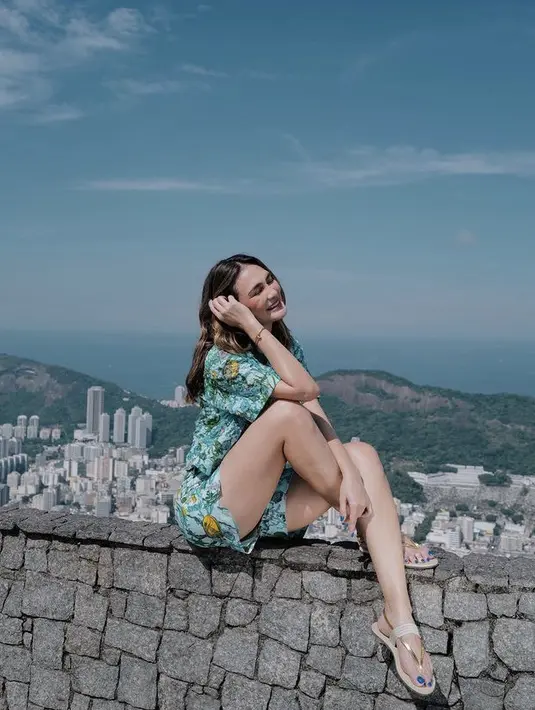 Lalu, Luna Maya mengenakan two pieces hijau bermotif dari atasan kemeja pendek dan celana pendeknya dipadukan sandal keemasannya. Credit: Havaianas