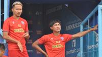 Pemain Arema FC, Dendi Santoso dan Ahmad Alfarizi. (Bola.com/Iwan Setiawan)