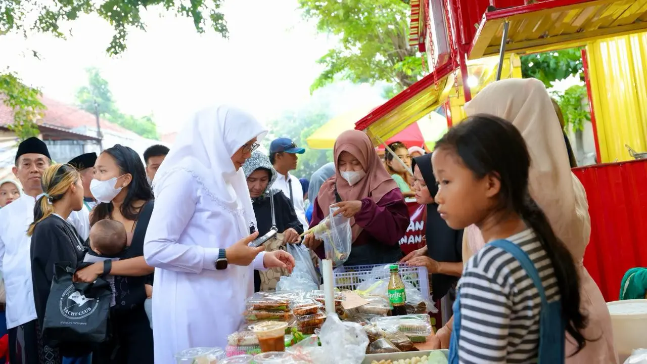 Bupati Banyuwangi Ipuk Fiestiandani belanja di pasar takjil ramadan tahun lalu (Istimewa)
