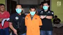 Petugas menggiring tersangka pemilik barang bukti 225 kg ganja saat rilis di RS Polri Kramat Jati Jakarta, Rabu (30/8). Satresnarkoba Polda Metro Jaya menggagalkan peredaran 225 kg ganja asal Aceh. (Liputan6.com/Helmi Fithriansyah)