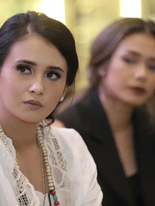 “Ya melakukan riset pastinya, kita dapatin (informasi) dari PH dan cari sendiri, ada sekian banyak yang aku tanya dari mas Hanung, internet, semuanya. Aku baca buku Kartini, dan fasilitas yang bisa bantu," tutur Ayushita. (Galih W. Satria/Bintang.com)