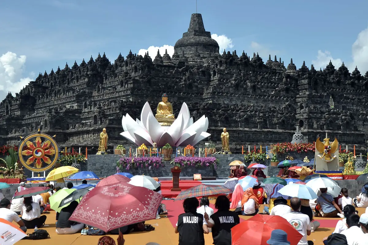 FOTO: Suasana Khidmat Perayaan Tri Suci Waisak di Candi Borobudur