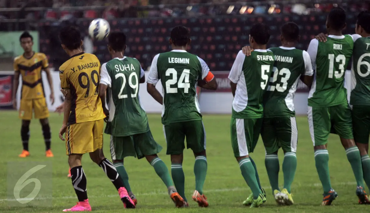 Sejumlah Pesepakbola PS TNI memasang formasi pagar betis pada pertandingan 8 besar Piala Jenderal Sudirman di Stadion Manahan Solo, Minggu (20/12/2015). Mitra Kukar menang 3-1. (Foto:Boy Harjanto)