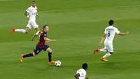 Andres Iniesta - Pemain Vissel Kobe ini memegang peran sentral di balik kesuksesan Barcelona memenangi treble pada 2009 dan 2015. Iniesta dikenal sebagai gelandang yang serbabisa dan jenius. Ia telah mengoleksi 33 trofi selama 16 tahun menjadi andalan Barcelona. (AFP/Quique Garcia)