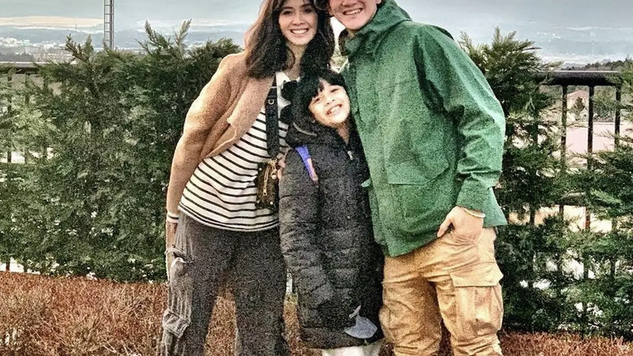 Outfit Liburan Vino G Bastian dan Marsha Timothy di Jepang, credit: @marshatimothy