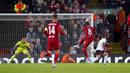 Pemain Liverpool Naby Keita (kedua kanan) melakukan tendangan ke gawang Benfica pada pertandingan sepak bola leg kedua perempat final Liga Champions di Stadion Anfield, Liverpool, Inggris, 13 April 2022. Pertandingan berakhir dengan skor 3-3. (AP Photo/Jon Super)