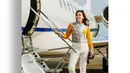 Liburan naik jet pribadi, gaya Maia juga simple banget. Cukup memakai celana putih dengan atasan kemeja lengan panjang yang motif dan warnanya unik banget.  (Instagram/maiaestiantyreal)
