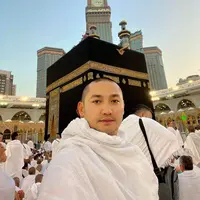 Mantan suami Dewi Perssik, Angga Wijaya baru  saja menjalankan ibadah umrah. Tidak sendiri, tapi juga bersama tunangan dan keluarganya. Angga mengaku sudah melamar sang kekasih yang bukan dari kalangan selebriti. Berikut beberapa potretnya saat umrah. [Instagram/anggawijaya88]