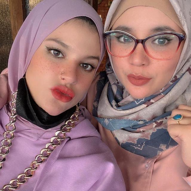 Bersaudara, Ini 6 Potret Kebersamaan Istri Indra Bekti dan Komo Ricky