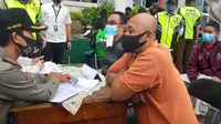 Tim mobile Covid-19 Hunter di Kota Malang menggelar sidang yustisia berupa denda atau kurungan penjara bagi warga yang kedapatan tidak memakai masker (Liputan6.com/Zainul Arifin)