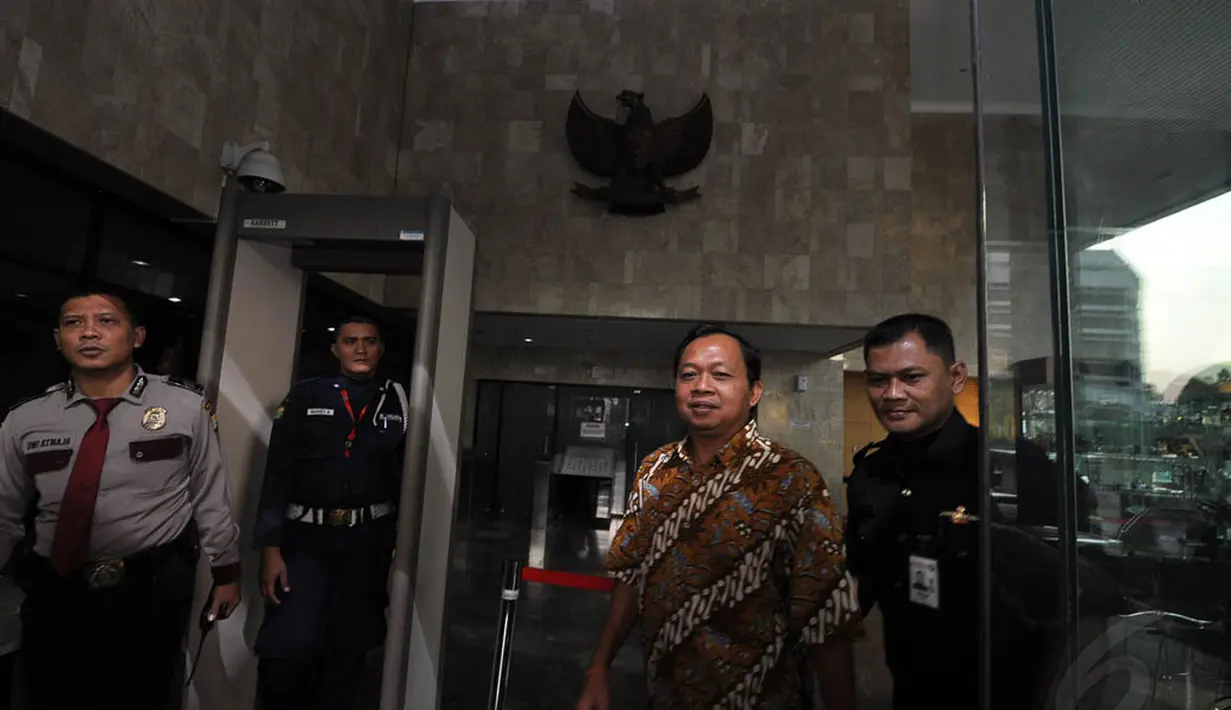 Politisi PDIP Wayan Koster berjalan keluar Gedung KPK, Jakarta, Selasa (4/11/2014). (Liputan6.com/Miftahul Hayat)