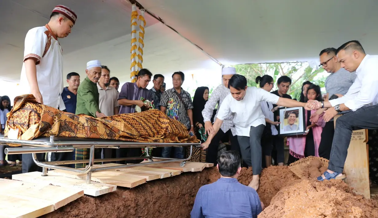 Novita Angie yang ditemui usai pemakaman sang ayah menceritakan kronologi penyakit sang ayah sampai akhirnya meninggal dunia. (Daniel Kampua/Bintang.com)