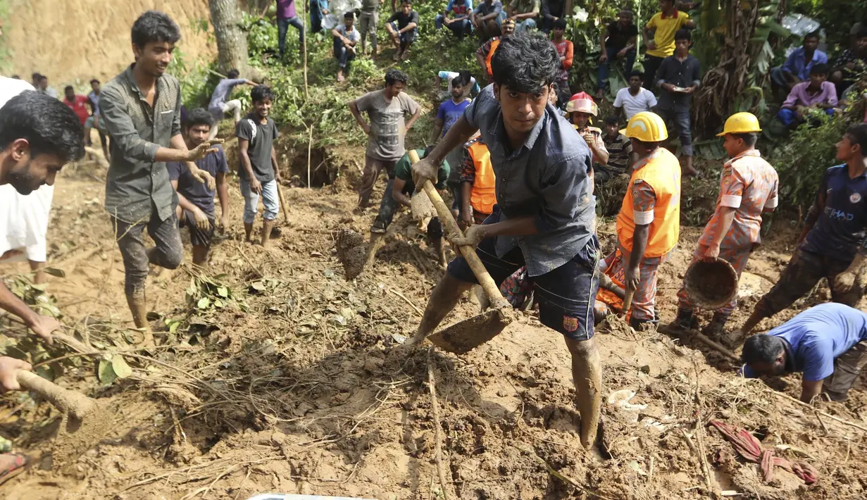 Lumpur mengubur rumah-rumah setelah hujan mulai turun Senin, Rangamati, Bangladesh, Rabu (14/6). Daerah Rangamati di dekat perbatasan dengan India adalah yang paling parah dilanda bencana itu. (AP Photo)