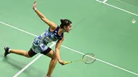 Tunggal putri Spanyol, Carolina Marin, saat melawan wakil Indonesia, Gregoria Mariska Tunjung, pada laga perempat final turnamen Hong Kong Terbuka 2023 di Coliseum, Hong Kong, Jumat (15/9/2023). Gregoria menang dua set langsung dengan skor 21-9 dan 21-18. (AFP/Peter Parks)