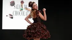 Penyanyi dan aktris Prancis, Anais Delva mengenakan gaun bertabur cokelat saat pertunjukan sebagai bagian dari Chocolate Fair (Salon du Chocolat) di Paris, Selasa (30/10). Acara itu diselenggarakan hingga 4 November 2018 mendatang. (AP/Thibault Camus)