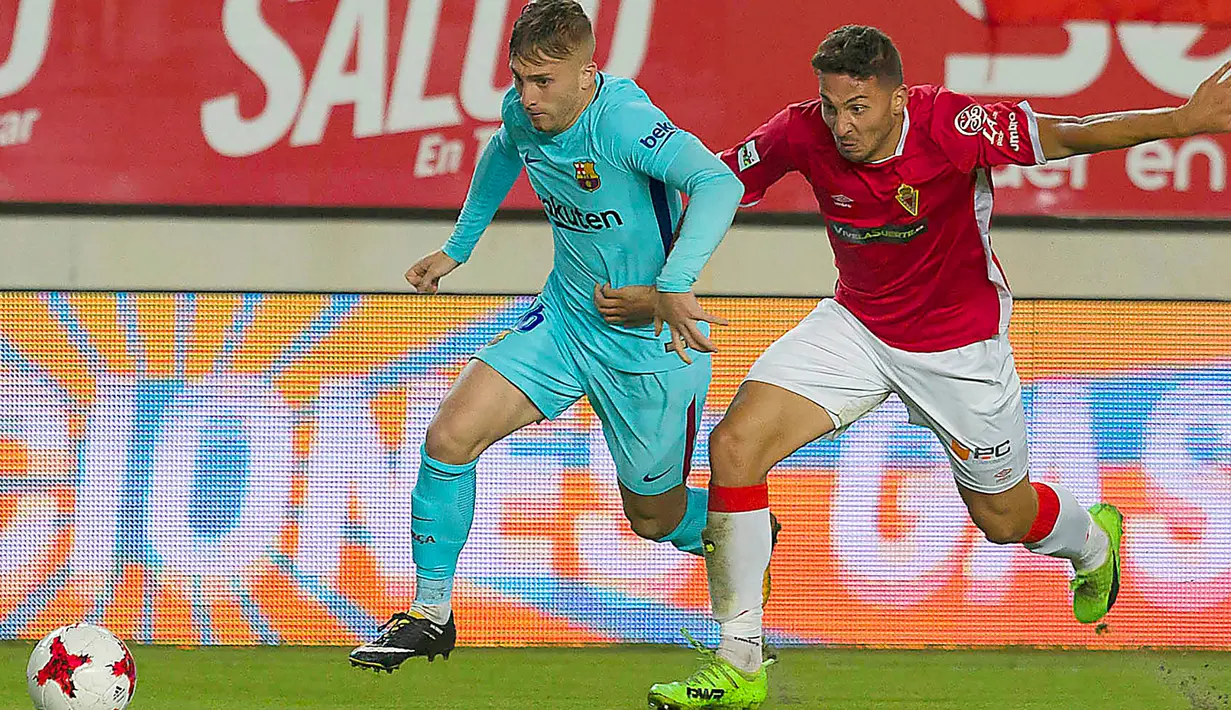 Pemain Barcelona, Gerard Deulofeu berebut bola dengan pemain Real Murcia, Juan Ramon Gomez pada leg pertama 32 besar Piala Raja di stadion Nuevo Condomina, Rabu (25/10). Tanpa Lionel Messi dan Luis Suarez, Barcelona menggasak Murcia 3-0. (AP/Ferran Viros)