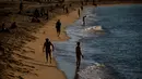 Orang-orang menikmati pantai di Barcelona, Spanyol, Rabu, (20/5/2020). Barcelona mengizinkan orang untuk berjalan di pantai Rabu, untuk pertama kalinya sejak dimulainya penutupan virus lebih dari dua bulan lalu. Berjemur dan berenang rekreasi masih tidak diizinkan. (AP Photo/Emilio Morenatti)