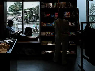 Pengunjung membaca dan memilih buku di Makarya, toko buku Gramedia Matraman, Jakarta, Kamis (30/1/2025). (Liputan6.com/Herman Zakharia)