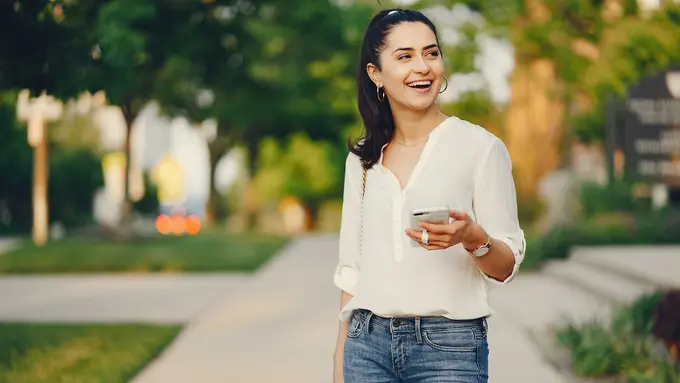 wanita agustus kemeja putih