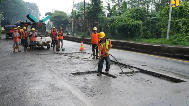Menteri Pekerjaan Umum (PU) Dody Hanggodo meninjau perbaikan jalan di jalur Pantura. (Foto: Kementerian PU).