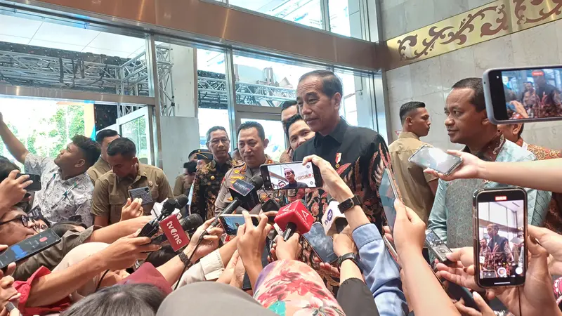 Presiden Joko Widodo (Jokowi) di sela acara IIGCE 2024 di JCC Senayan, Jakarta, Rabu (18/9/2024). (Maulandy/Liputan6.com)