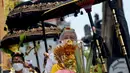 Anggota keluarga kerajaan berparade sebelum upacara ngaben untuk mendiang Raja Ida Cokorda Pemecutan XI atau Anak Agung Ngurah Manik Parasara di Denpasar, Bali, 21 Januari 2022. Anak Agung Ngurah Manik Parasara meninggal pada Desember lalu di usia 76 tahun. (SONY TUMBELAKA/AFP)