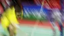 Tunggal putra Indonesia, Jonatan Christie, mengembalikan kok saat melawan tunggal India pada Indonesia Masters 2019 di Istora Senayan, Jakarta, Jumat (25/1). Jonatan lolos ke semifinal. (Bola.com/Yoppy Renato)