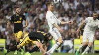  Aksi pemain Real Madrid, Cristiano Ronaldo pada laga Leg 1 Babak Semifinal Liga Champions 2016-2017, di Stadion Santiago Bernabeu, Rabu (3/5/2017) dini hari WIB. Real Madrid menang 3-0.  (AFP/Curto De La Torre)