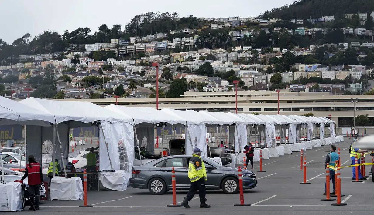 Aktivitas pusat vaksinasi drive-thru di City College of San Francisco di San Francisco, Senin (1/2/2021). Ketika pasokan vaksin COVID-19 meningkat, UC San Francisco terus memperluas upaya vaksinasinya kepada mereka yang paling berisiko. (AP Photo/Jeff Chiu)