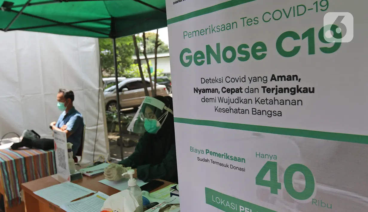 Petugas medis berjaga saat saat peluncuran Layanan GeNose C-19 di Kantor Dompet Dhuafa, Jakarta, Selasa (9/3/2021).  Layanan  pemeriksaan tes Covid-19 dibuka untuk umum dengan tarif Rp 40.000 yang sudah termasuk donasi untuk kaum dhuafa. (Liputan6.com/Herman Zakharia)