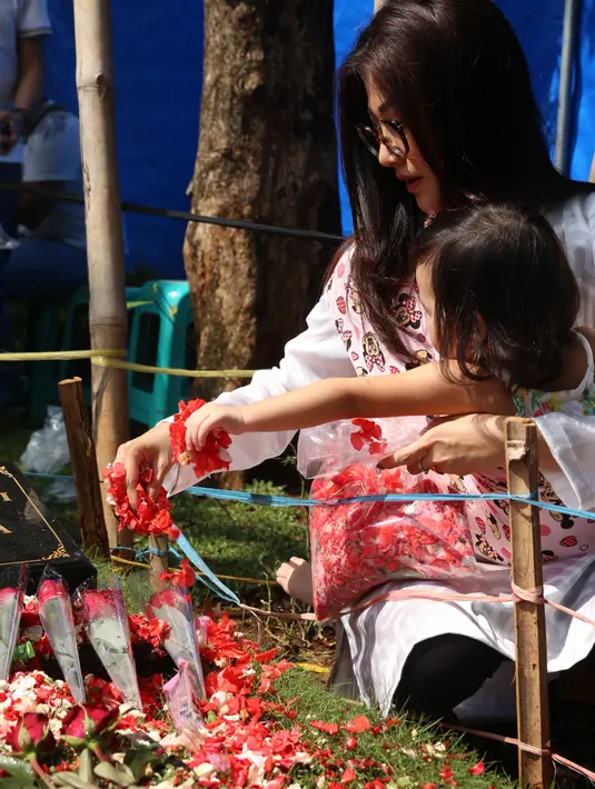 Di pusara mendiang Jupe, Sarwendah dan Thalia menaburkan bunga. Anak Sarwendah dan Ruben ini terlihat tenang ketika berada di makam Jupe bersama ibundanya. (Nurwahyunan/Bintang.com)