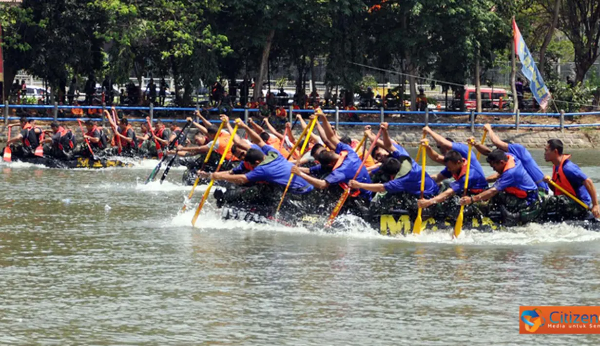 Citizen6, Surabaya: Komandan Pasmar-1 Brigadir Jenderal TNI (Mar) R. Gatot Suprapto membuka lomba Dayung Perahu Karet antar Kompi dijajaran Satlak Pasmar-1 dalam rangka HUT ke-67 Korps Marinir 2012, Senin (12/11/2012). (Pengirim: Budi Abdillah)