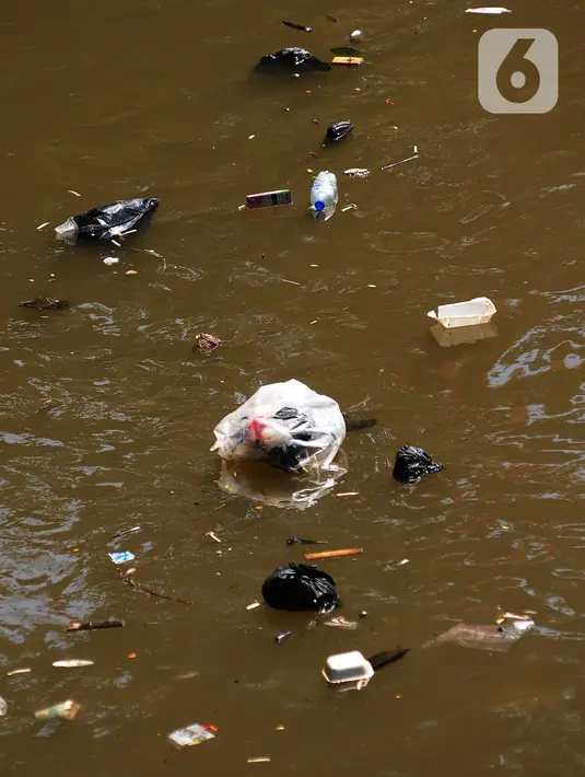 Sifat sampah plastik tidak mudah terurai, proses pengolahannya menimbulkan toksit dan bersifat karsinogenik, butuh waktu sampai ratusan tahun bila terurai secara alami. (merdeka.com/Imam Buhori)